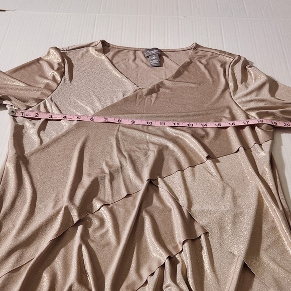 Chico's Travelers Blouse Tiered Gold Shimmer Slinky 3/4 Sleeve Stretch Size 2/12 - Picture 10 of 12